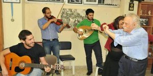 Πρώτος και στο χορό ο Μανώλης Γλέζος -Με νησιώτικα γιόρτασε το ρεκόρ των 445.800