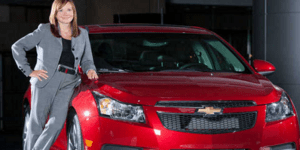 To τιμόνι της General Motors σε γυναικεία χέρια