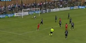 Τερματοφύλακας δέχτηκε γκολ κάτω από τα πόδια του [βίντεο]