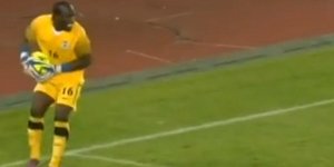 Γκαφατζής τερματοφύλακας μπλόκαρε την μπάλα εκτός περιοχής [βίντεο]