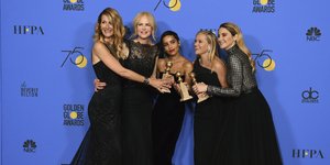 Στο «σφυρί» μαύρα φορέματα των σταρ από τη βραδιά των Χρυσών Σφαιρών (Φωτογραφία: AP/ Jordan Strauss)