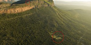 Ανυπέρβλητα εμπόδια: Παίκτες γκολφ πετούν το μπαλάκι πάνω από ένα βουνό και μετα