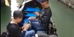 Οι τουρίστες παρέμειναν προσηλωμένοι στα κινητά τους σε όλη τη διαδρομή
