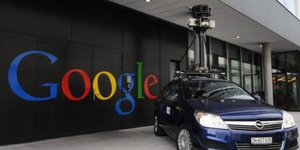 Με κατεβασμένα τα παντελόνια έπιασε το Google Street View ένα ζευγάρι σε δοκιμασ