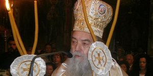 Μητροπολίτης απειλεί με «ηλεκτροπληξία» άπιστους πολιτικούς: Το ράσο μου πετά τρ