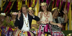 Γουίλιαμ και Κέιτ φόρεσαν τις στολές των ιθαγενών και χόρεψαν μαζί τους [εικόνες