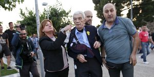 Η Καλυψώ Γούλα δίπλα στον Γιάννη Μπουτάρη όταν δέχθηκε επίθεση από φανατισμένους διαδηλωτές- φωτογραφία intimenews