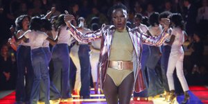 Η Γκρέις Τζόουνς στο σόου του Tommy Hilfiger /Φωτογραφία: AP/Michel Euler