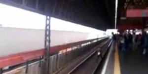 Σοκαριστικό βίντεο: Νεαρή πέφτει στις ράγες να πιάσει το κινητό της λίγα δευτερό