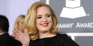 Η Αντέλ αποφάσισε – επιτέλους – να δείξει τη φουσκωμένη κοιλιά της [εικόνα]