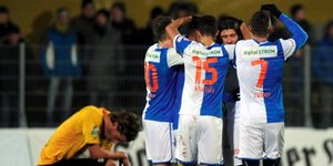 Φανταστικό γκολ μέσου με βολέ πάνω στην κίνηση [βίντεο]