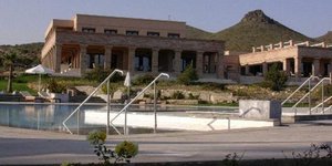 Ληστεία και πυροβολισμοί σε γνωστό ξενοδοχείο στο Σούνιο