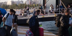 οι πρόσφυγες φεύγουν από τη Μόρια/Φωτογραφία: AP