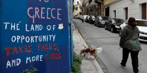 Θλιβερά τα στοιχεία του ΔΝΤ για τα χρέη του ιδιωτικού τομέα -Φωτογραφία: AP Photo/Thanassis Stavrakis