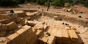 Υπέστη αλλεπάλληλες λεηλασίες κατά τη διάρκεια των αιώνων