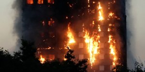 72 άνθρωποι έχασαν τις ζωές τους στην πυρκαγιά στον πύργο Γκρένφελ του δυτικού Λονδίνου στις 14/06/2017 (Φωτογραφία: ΑΡ(AP Photo/Matt Dunham)