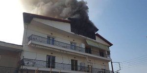 Φωτιά σε πολυκατοικία στα Γρεβενά/ Φωτογραφία: grevenamedia