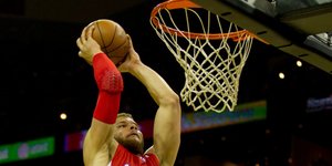 Ο Γκρίφιν «πέταξε» και καρφώσε με δύναμη στο καλάθι των Μπουλς [βίντεο]