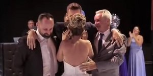 Ο πρώτος χορός του γαμπρού και της νύφης. Φωτογραφία: YouTube