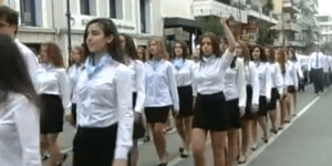 Μαθήτρια πήρε αποβολή γιατί σήκωσε τη γροθιά της στην παρέλαση [βίντεο]