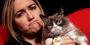 Η διάσημη γάτα Grumpy Cat με την ιδιοκτήτριά του. Φωτογραφία: AP
