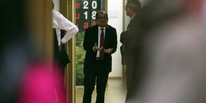 «Στρίμωξαν» τον Τζοβάνι Τρία στο Eurogroup/ Φωτογραφία: AP- Francisco Seco