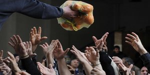 Οι ουρές έξω από το υπουργείο Ανάπτυξης «εικόνα της ημέρας» για τον Guardian