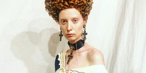 Μοντέλο ποζάρει στο φακό/ Φωτογραφία: Instagram @paulhanlonhair