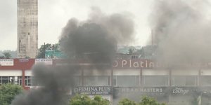 Ισχυρές αστυνομικές δυνάμεις προσπαθούν να απωθήσουν τους υποστηρικτές του γκουρού / Φωτογραφία: (AP Photo)