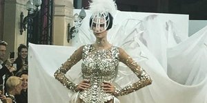 Το «γυμνό» νυφικό δια χειρός On Aura Tout Vu (Φωτογραφία: Instagram @jeanbaptisteblain)