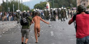 Δύο τελικά οι «γυμνιστές» στο Σύνταγμα – Ο ένας οδηγήθηκε στον εισαγγελέα