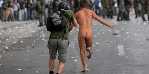 Στον εισαγγελέα ο γυμνός του Συντάγματος - «Ηταν μία πράξη διαμαρτυρίας για την 