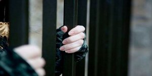 Κρατούσαν φυλακισμένη 46χρονη 2