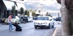 Αμόκ στη Χαλκίδα - Γυναίκα ξάπλωσε στη μέση του δρόμου για να την πατήσουν τα αυ
