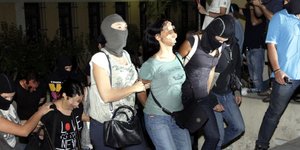 Οι τρεις γυναίκες που συνελήφθησαν για συμμετοχή στη ΧΑ -Η σύζυγος του Λαγού