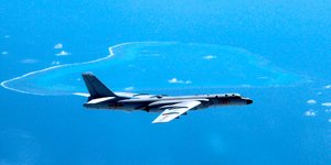 Κινεζικό στρατηγικό βομβαρδιστικό H-6K στη Νότια Σινική Θάλασσα (Φωτογραφία: ΑP)