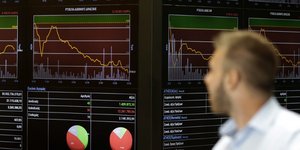 To μοντέλο προβλέπει ανταλλαγή «κόκκινων» δανείων με ομόλογα από εταιρίες ειδικού σκοπού/Φωτογραφία: AP Photo/Thanassis Stavrakis