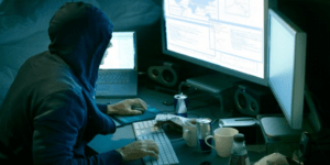 Ποιος είναι ο αριστούχος 17χρονος χάκερ που συνεργάζεται με την ΕΛ.ΑΣ.