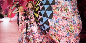 Η Τζίτζι Χαντίντ φορώντας Μαίρη Κατράντζου (Φωτογραφία: AP)