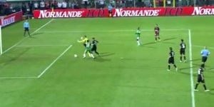 Γκολκίπερ για γέλια έχασε την μπάλα μέσα από τα χέρια του [βίντεο]