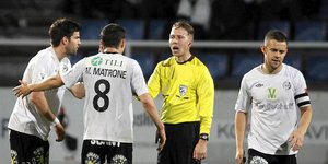 Σκόραραν ενώ υπήρχαν δύο μπάλες μέσα στον αγωνιστικό χώρο [βίντεο]