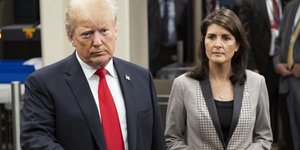 Ο Ντόναλντ Τραμπ με την Νίκι Χέιλι/ Φωτογραφία: AP- Craig Ruttle