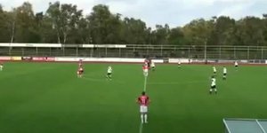 Σκόραρε από το κέντρο με τη σέντρα του 2ου ημιχρόνου [βίντεο]