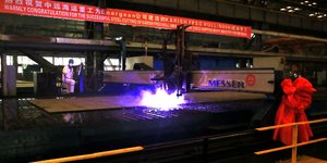 Στις εγκαταστάσεις της Cosco στην Κίνα κατασκευάζεται η πλωτή γέφυρα της Energean