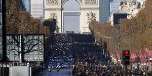 Οι Γάλλοι αποχαιρετούν τον Τζόνι Χαλιντέι (Φωτογραφία: ΑΠΕ/ EPA/ETIENNE LAURENT)