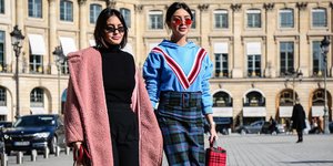 Γυναίκες ποζάρουν στο φακό/Φωτογραφία Shutterstock