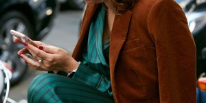 Influencer στο κινητό. Φωτογραφία: Shutterstock/andersphoto