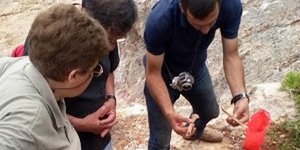 Στο ίδιο σημείο βρέθηκαν και υπολείμματα στρατιωτικού εξοπλισμού