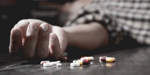 Πλήθος ερωτημάτων για την αυτοκτονία της ηλικιωμένης / Φωτογραφία: Shutterstock