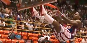 Παραλίγο να τον σκοτώσει το κάρφωμα- Επεσε ολόκληρη η μπασκέτα πάνω του [βίντεο]